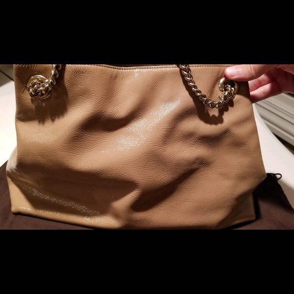 GUCCI
Beige Patent Leather Soho Chain Tote Bag - Picture 7 of 8